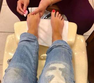 Lisa Robertson feet photo thumbnail