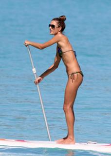 Alessandra Ambrosio feet photo thumbnail
