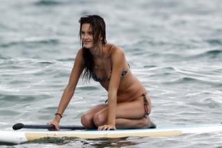 Alessandra Ambrosio feet photo thumbnail
