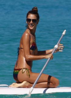 Alessandra Ambrosio feet photo thumbnail