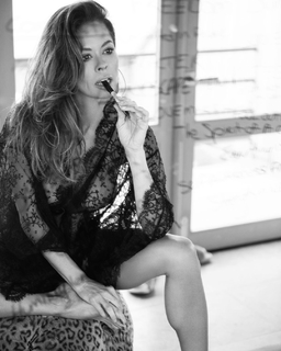 Brooke Burke feet photo thumbnail