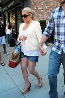 Jessica Simpson feet photo thumbnail