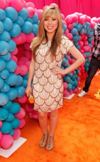 Jennette McCurdy feet photo thumbnail