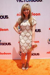 Jennette McCurdy feet photo thumbnail