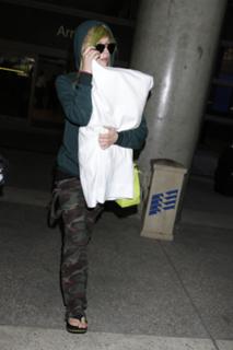 Avril Lavigne feet photo thumbnail