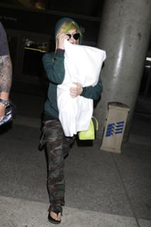 Avril Lavigne feet photo thumbnail