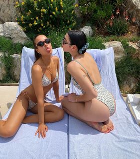 Dua Lipa feet photo thumbnail