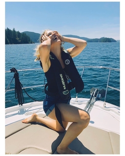 Luisana Lopilato feet photo thumbnail