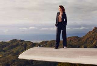 Anne Hathaway feet photo thumbnail