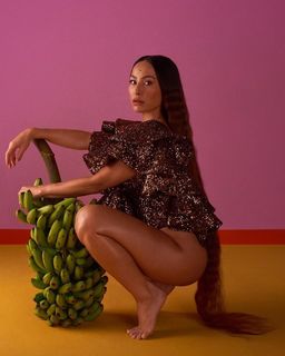 Sabrina Sato feet photo thumbnail