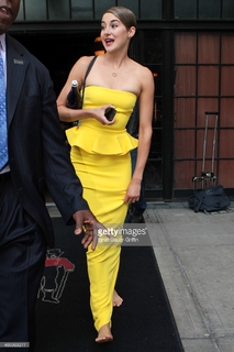 Shailene Woodley feet photo thumbnail