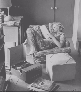 Marilyn Monroe feet photo thumbnail