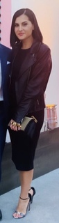 Megan Olivi feet photo thumbnail