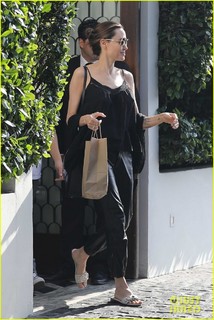 Angelina Jolie feet photo thumbnail