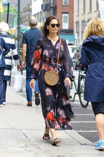 Katie Holmes feet photo thumbnail