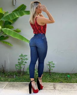 Sol Pérez feet photo thumbnail