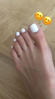 Emma Lovett feet photo thumbnail