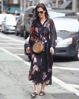 Katie Holmes feet photo thumbnail