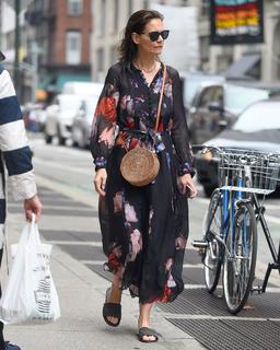 Katie Holmes feet photo thumbnail