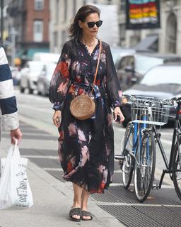 Katie Holmes feet photo thumbnail