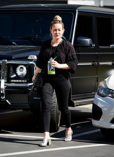 Hilary Duff feet photo thumbnail