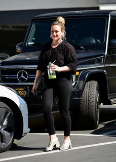 Hilary Duff feet photo thumbnail