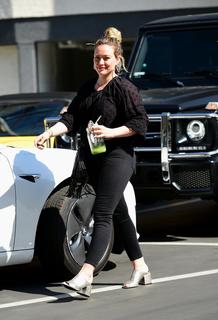 Hilary Duff feet photo thumbnail