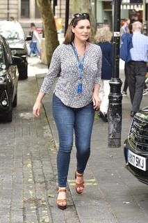Kelly Brook feet photo thumbnail
