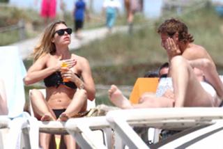Ilary Blasi feet photo thumbnail
