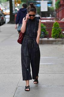 Katie Holmes feet photo thumbnail