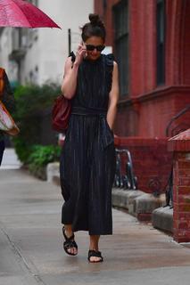 Katie Holmes feet photo thumbnail