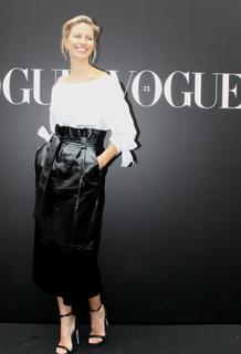 Karolina Kurkova feet photo thumbnail