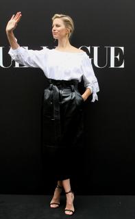 Karolina Kurkova feet photo thumbnail