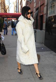 Lucy Liu feet photo thumbnail
