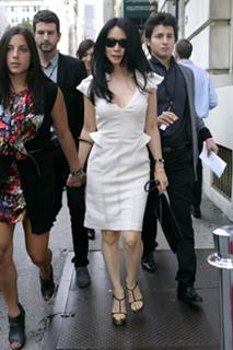 Lucy Liu feet photo thumbnail