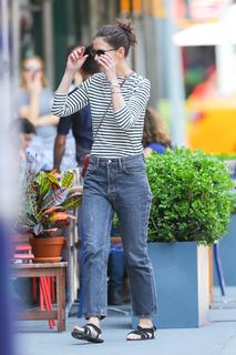Katie Holmes feet photo thumbnail