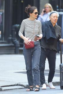 Katie Holmes feet photo thumbnail