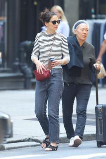 Katie Holmes feet photo thumbnail