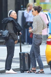 Katie Holmes feet photo thumbnail