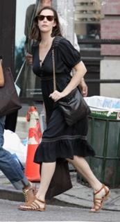 Liv Tyler feet photo thumbnail