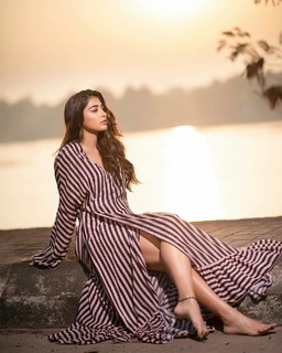 Pooja Hegde feet photo thumbnail