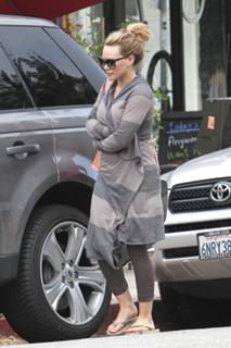 Hilary Duff feet photo thumbnail