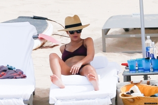 Jessica Alba feet photo thumbnail
