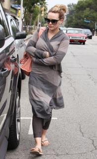 Hilary Duff feet photo thumbnail
