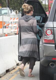 Hilary Duff feet photo thumbnail