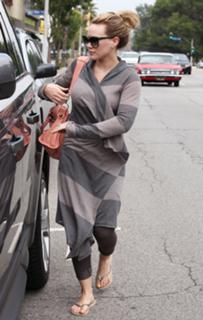 Hilary Duff feet photo thumbnail