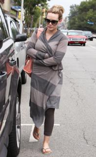 Hilary Duff feet photo thumbnail