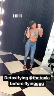 Sarah Hyland feet photo thumbnail