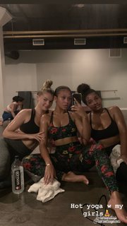 Jilly Anais feet photo thumbnail
