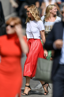 Jennifer Lawrence feet photo thumbnail